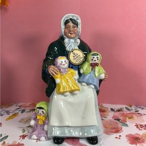 Royal Doulton Figurine "The Rag Doll Seller" HN 2944, Mint condition 1983